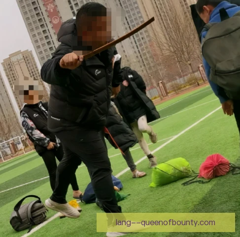 青训教练亲自盗垒成功，小球员场边全都看呆